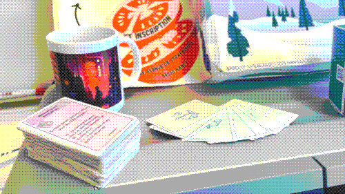 photo exemple zoom sur une tasse et des cartes